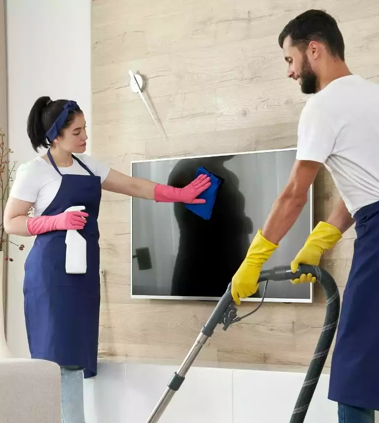 Kobieta i mężczyzna sprzątający mieszkanie